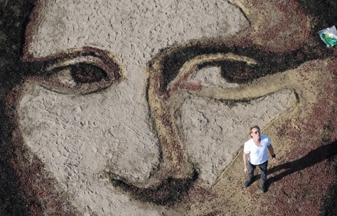 mona eyes